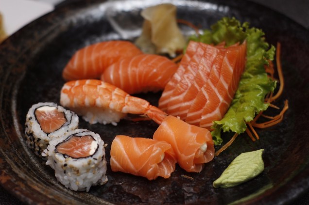 Prato principal: Combinado especial com doze peças (cinco
sashimis de salmão, dois niguiris de salmão e um
de camarão, dois uramakis de salmão e dois gunkan maki de salmão)