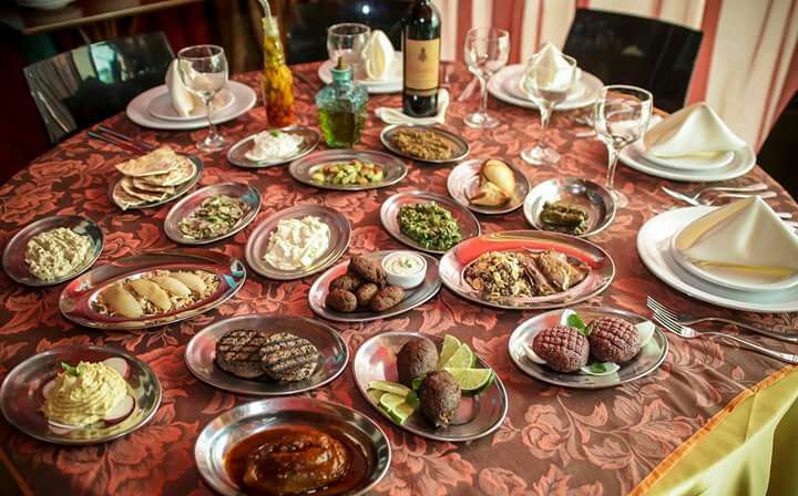 <span>Prato principal: quibe frito com coalhada seca, esfiha de carne, charuto de folha de uva libanesa, kafta grelhada e mijadra</span>
