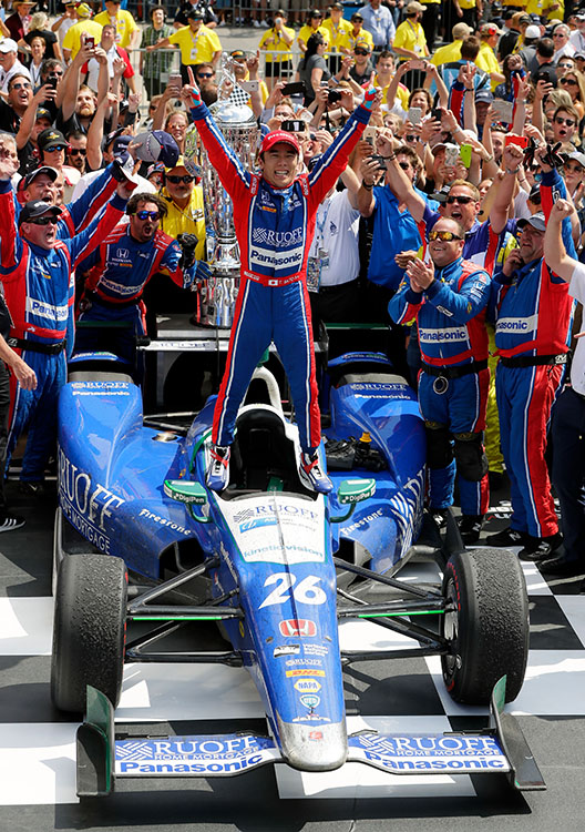 O japonês Takuma Sato comemora após vencer a 101ª edição das 500 Milhas de Indianápolis O japonês Takuma Sato comemora após vencer a 101ª edição das 500 Milhas de Indianápolis