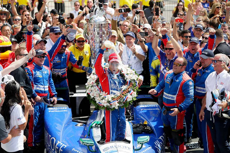 O japonês Takuma Sato comemora após vencer a 101ª edição das 500 Milhas de Indianápolis