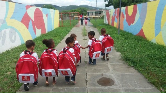 Crianças das creches municipais de Jequié, cidade do sudoeste da Bahia, receberam 18 mil novos kits escolares para o ano letivo. Os conjuntos surpreenderam por um motivo inusitado: o tamanho das mochilas,  padronizado para todas as idades de educação oferecidas na cidade. A situação logo chamou a atenção das redes sociais - 09/05/2017 