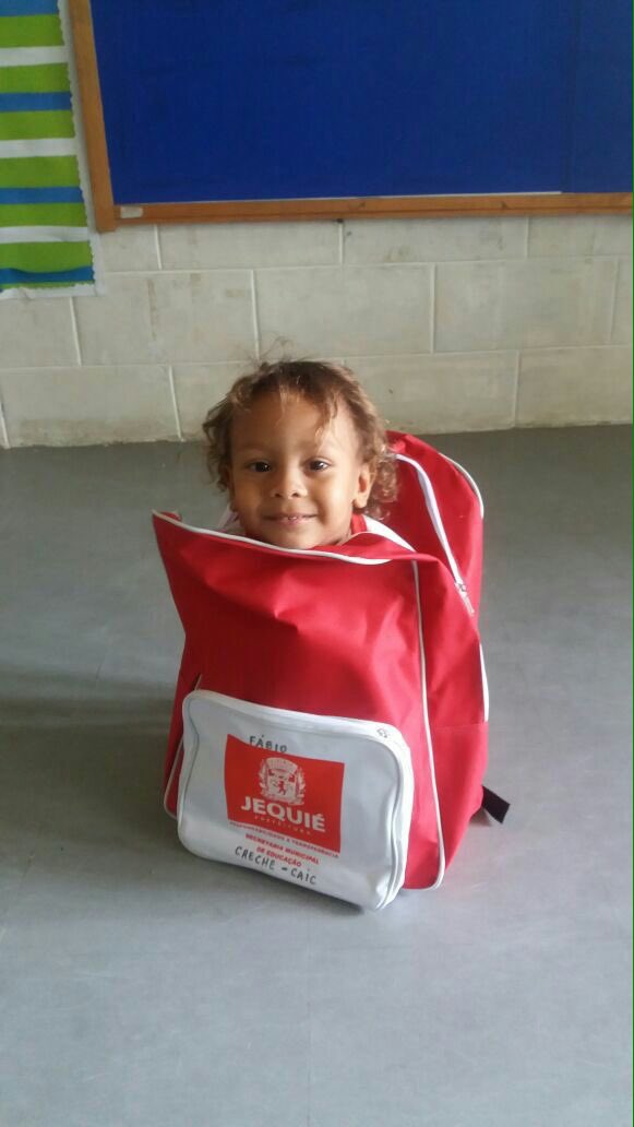 Criança dentro de mochila em Jequié (BA)