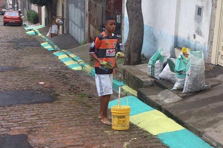 Gabriel Jesus pintando a rua do Jardim Peri antes da Copa de 2014
