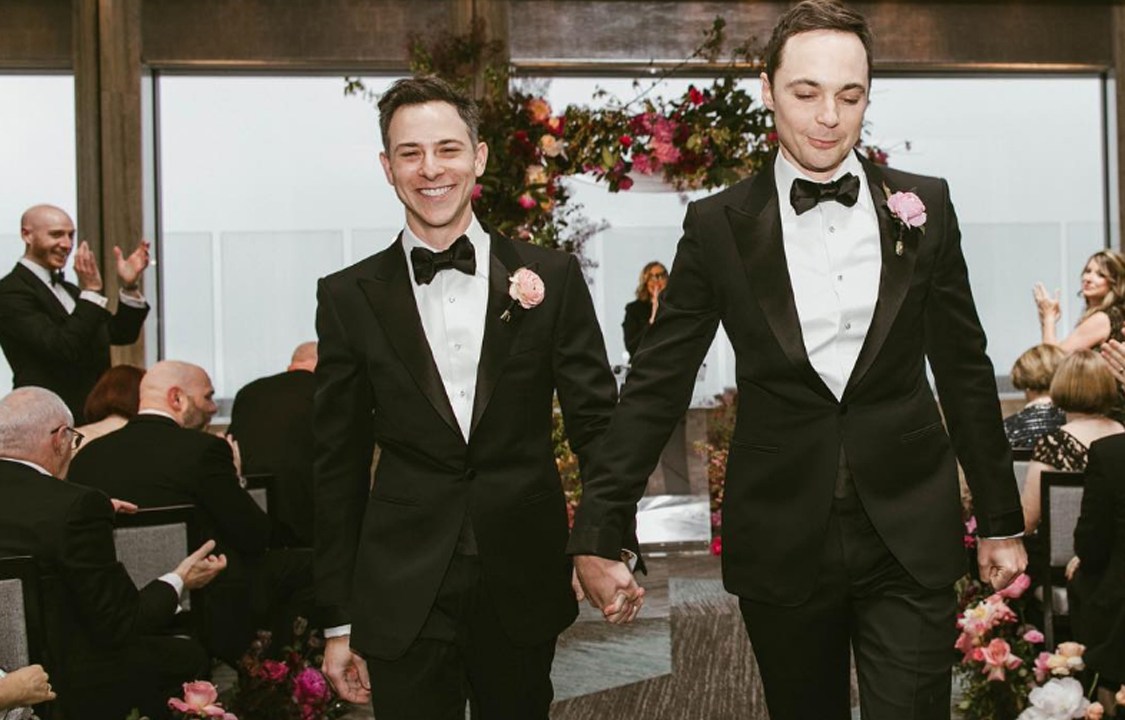 Jim Parsons,da série 'The Big Bang Theory', se casa com o namorado Todd Spiewak