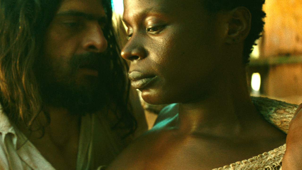 Joaquim (Julio Machado) e Zua Mutange (Isabél Zuaa) no filme 'Joaquim'