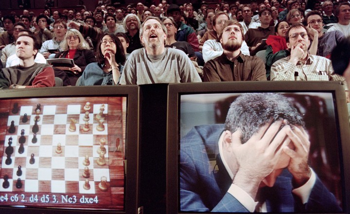 Há 20 anos, supercomputador derrotou o campeão mundial do xadrez Garry  Kasparov – Acervo Folha