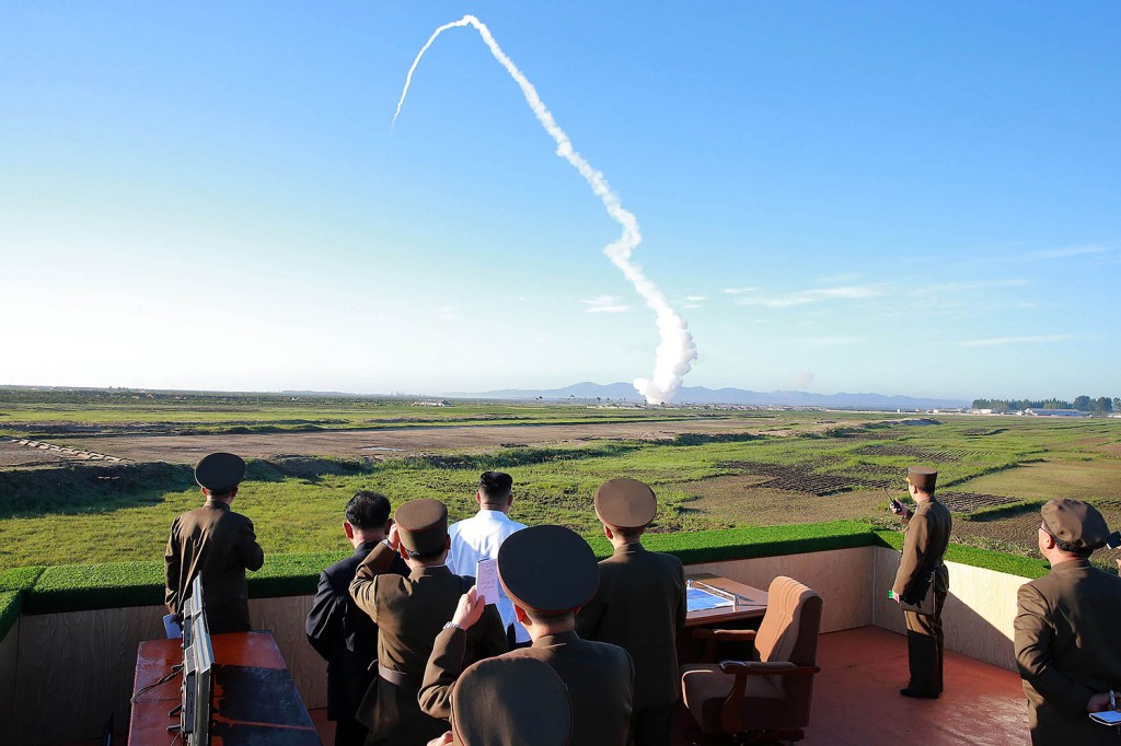 Coreia do Norte: Kim Jong-un observa teste de defesa antiaérea