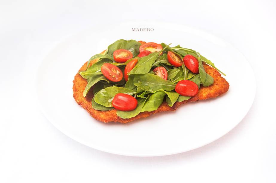 Prato principal: Lombo alla milanese com rúcula e tomate cereja (fatia de lombo envolvida em uma mistura de farinha de pão, salsinha e queijo parmesão) para o festival
