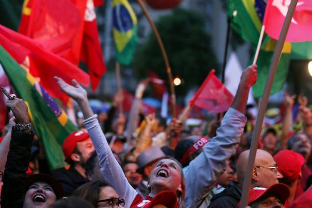 Militantes e apoiadores de Lula nos arredores da Justiça Federal em Curitiba - 10/05/2017