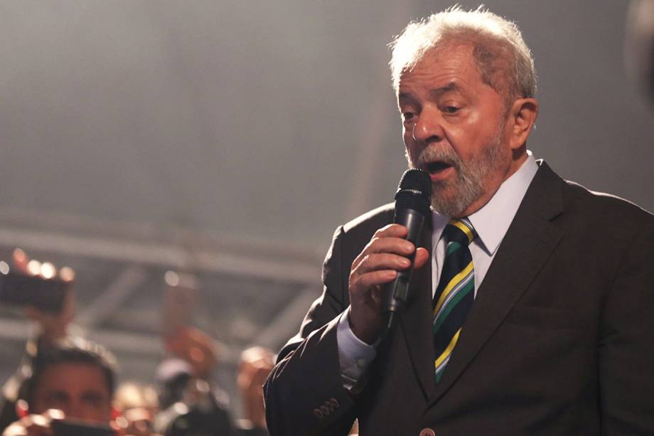 O ex-presidente Lula faz discurso na praça Santos Andrade, que reúne militantes favoráveis a ele, no centro de Curitiba