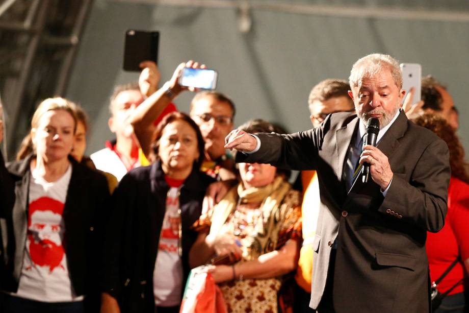 O ex-presidente Lula faz discurso na praça Santos Andrade, que reúne militantes favoráveis a ele, no centro de Curitiba