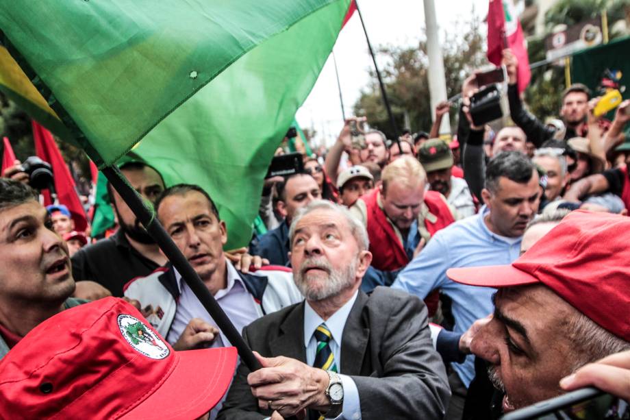 Lula é recepcionado por militantes e apoiadores nos arredores da Justiça Federal em Curitiba antes de depoimento ao juiz Sergio Moro - 10/05/2017