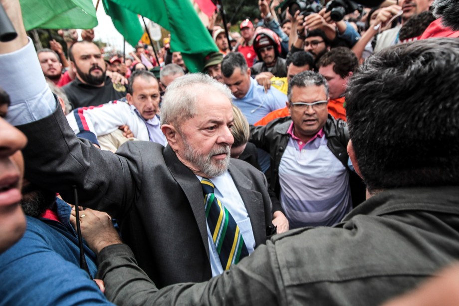 Lula é recepcionado por militantes e apoiadores antes de prestar depoimento ao juiz Sérgio Moro, em Curitiba (PR) - 10/05/2017