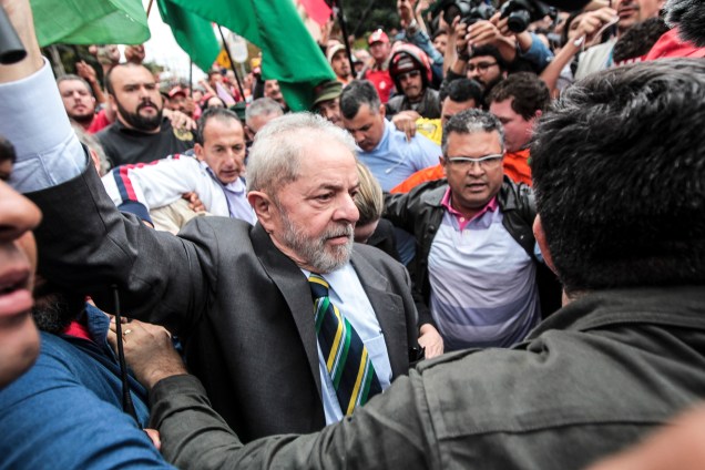 Lula é recepcionado por militantes e apoiadores nos arredores da Justiça Federal em Curitiba antes de depoimento ao juiz federal Sergio Moro, em maio de 2017.