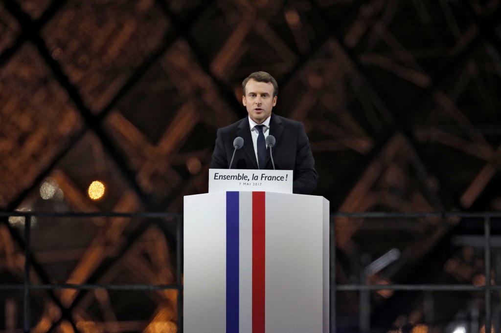 Emmanuel Macron discursa no Louvre