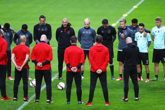 Jogadores do Ajax fazem um minuto de silêncio em homenagem às vítimas do atentado em Manchester