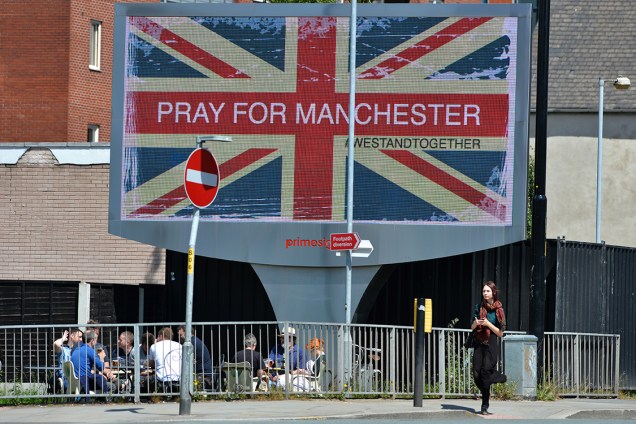 Telão próximo ao local do atentado pede orações à Manchester