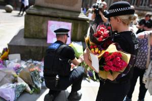 Policiais prestam homenagens às vítimas do atentado terrorista no show da cantora Ariana Grande, em Manchester