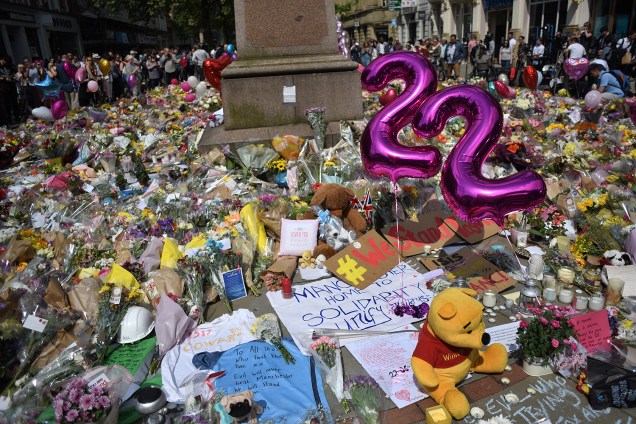 Pessoas deixam flores no centro da cidade de Manchester em memória aos mortos no ataque terrorista durante show na Manchester Arena - 25/05/2017