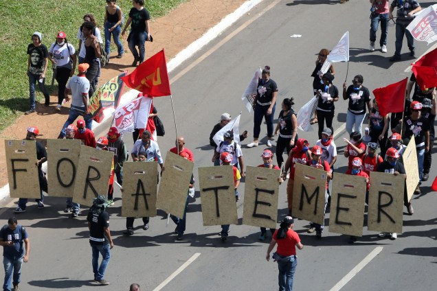 Manifestantes participam de um protesto que pede a saída do presidente Michel Temer, em Brasília (DF) - 24/05/2017