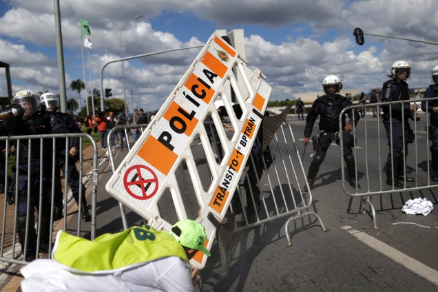 Manifestante tenta ultrapassar uma barricada durante protesto que pede a saída do presidente Michel Temer, em Brasília (DF) - 24/05/2017