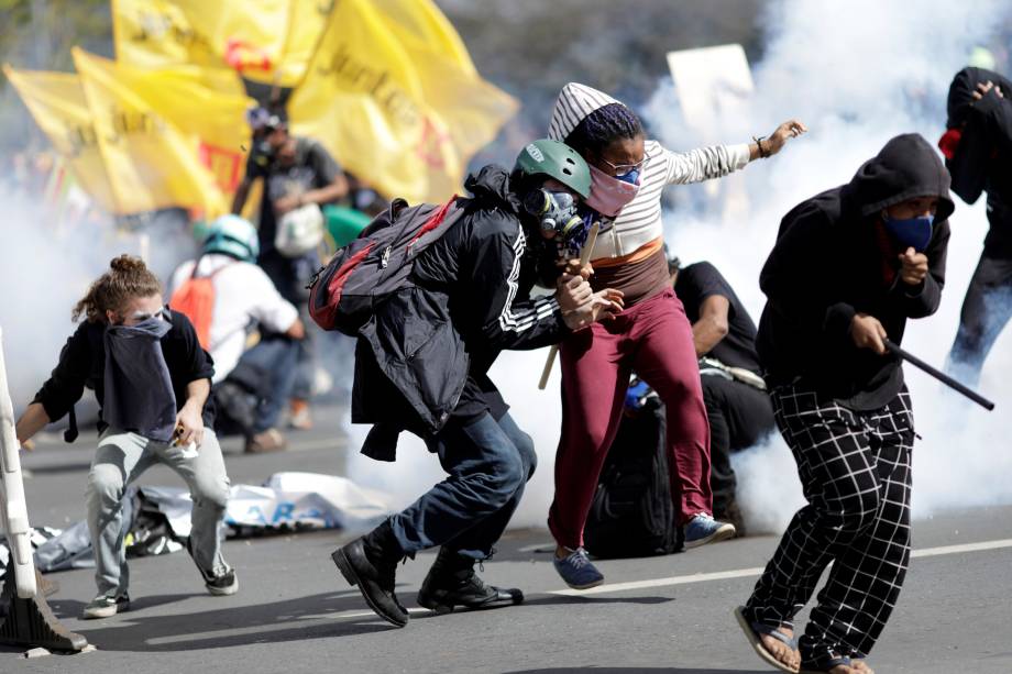 Polícia entra em confronto com manifestantes que pedem a saída de Michel Temer em Brasília (DF) - 24/05/2017