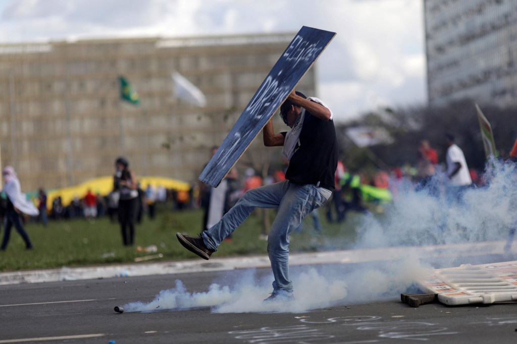 Manifestantes pedem a saída de Michel Temer