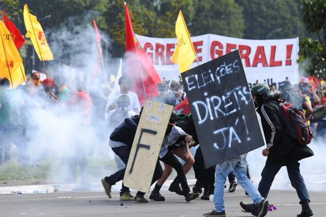Manifestantes entram em confronto com a polícia durante protesto contra as reformas trabalhista e da Previdência e contra o governo do presidente Michel Temer em Brasília (DF) - 24/05/2017