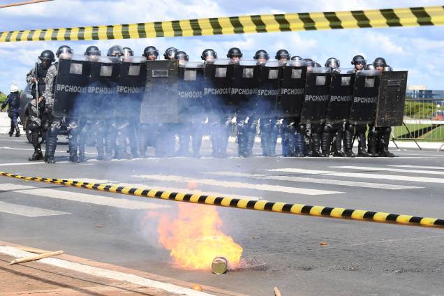 Polícia entra em confronto com manifestantes que pedem a saída de Michel Temer em Brasília (DF) - 24/05/2017