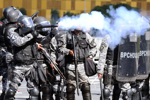 Polícia avança com bombas gás lacrimogêneo e balas de borracha contra manifestantes que pedem a saída de Michel Temer em Brasília (DF) - 24/05/2017