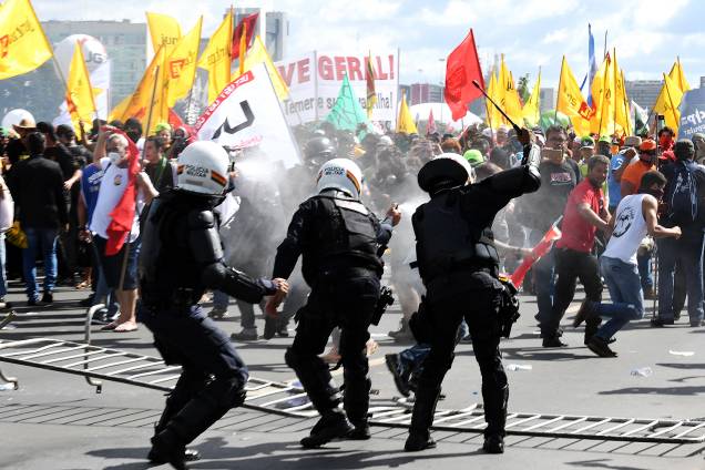 Tumulto entre policiais e manifestantes durante ato convocado pela Central Única dos Trabalhadores (CUT), a Força Sindical e outros sindicatos de várias partes do Brasil - 24/05/2017