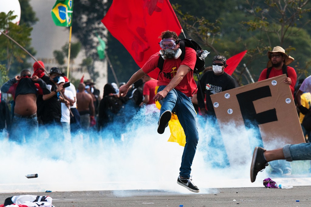 Manifestantes do Ocupa Brasília pedem Fora Temer