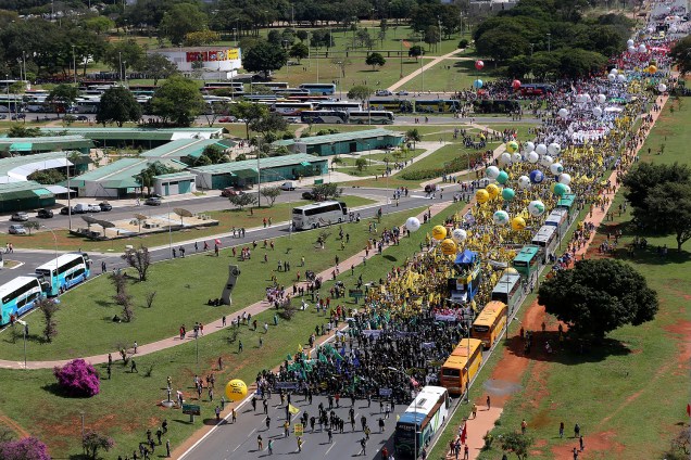 Manifestantes de centrais sindicais e movimentos sociais realizam marcha, chamada de "Ocupa Brasília", na capital federal - 24/05/2017