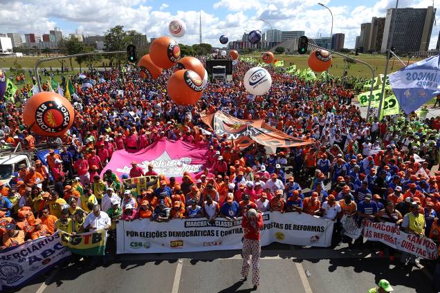 Manifestantes de centrais sindicais e movimentos sociais realizam marcha, chamada de "Ocupa Brasília", na capital federal - 24/05/2017