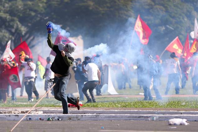 Manifestantes entram em confronto com a polícia durante protesto que pede a saída do presidente Michel Temer em Brasília (DF) - 24/05/2017