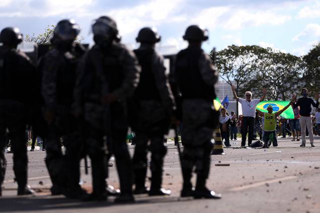 Manifestantes entram em confronto com a polícia durante protesto que pede a saída do presidente Michel Temer em Brasília (DF) - 24/05/2017
