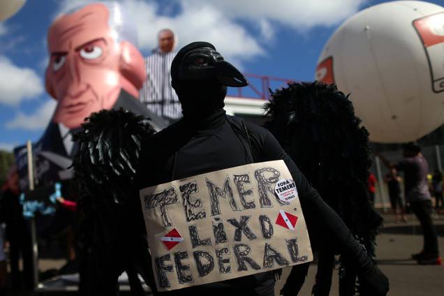 Manifestantes protestam contra o presidente Michel Temer, em Brasília - 24/05/2017