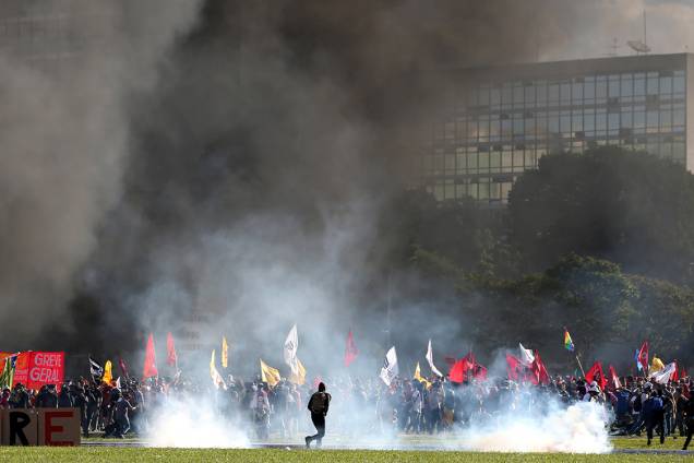 Manifestantes protestam contra o presidente Michel Temer em Brasília - 24/05/2017