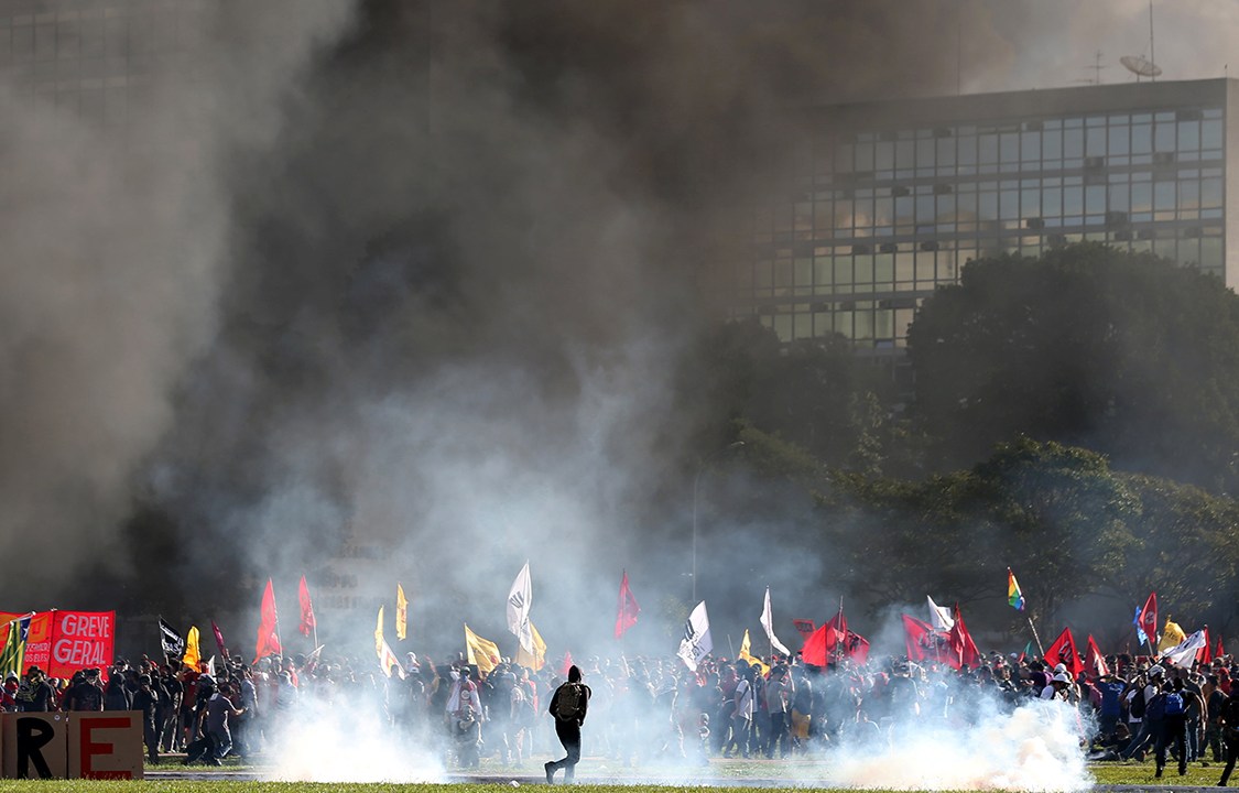 Manifestantes protestam contra o presidente Michel Temer em Brasília