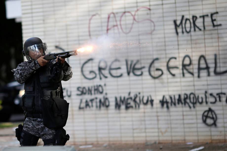 Polícia avança com bombas gás lacrimogêneo e balas de borracha contra manifestantes que pedem a saída de Michel Temer em Brasília (DF) - 24/05/2017