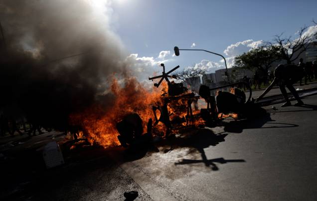 Manifestantes fazem barricada durante protesto contra o presidente Michel Temer, em Brasília - 24/05/2017