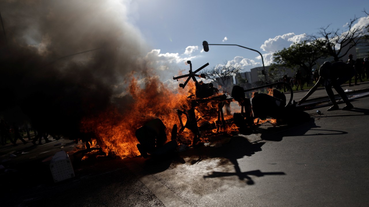 Manifestantes fazem barricada durante protesto contra o presidente Michel Temer, em Brasília