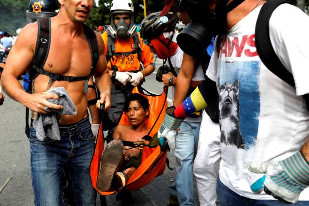 Manifestante é ferido durante confronto com a polícia em protesto da oposição ao presidente Nicolás Maduro, em Caracas, na Venezuela - 03/05/2017