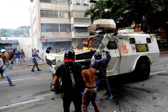 Manifestantes da oposição ao Presidente Nicolás Maduro atacam furgão da polícia durante confronto no protesto em Caracas, na Venezuela - 03/05/2017
