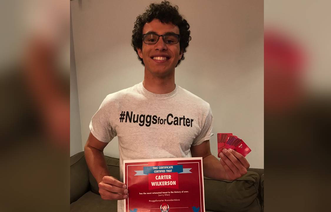 Garoto ganha nuggets por um ano da rede de fast food Wendy's após 18 milhões de RTs em sua campanha