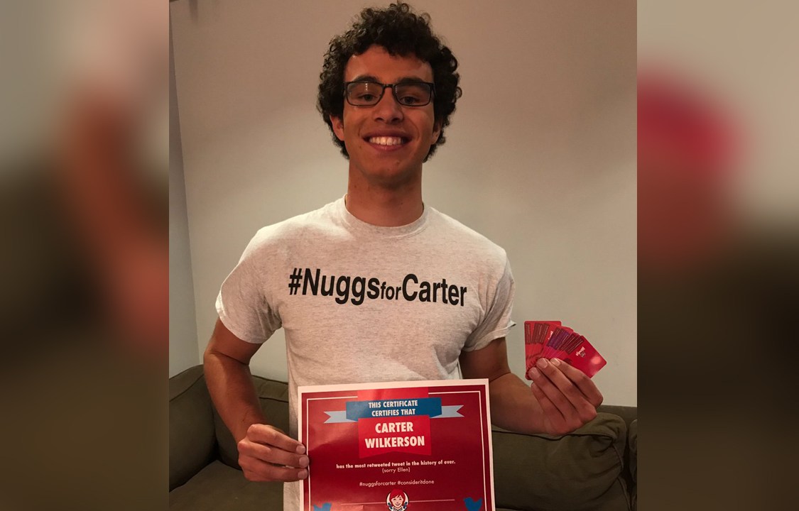 Garoto ganha nuggets por um ano da rede de fast food Wendy's após 18 milhões de RTs em sua campanha