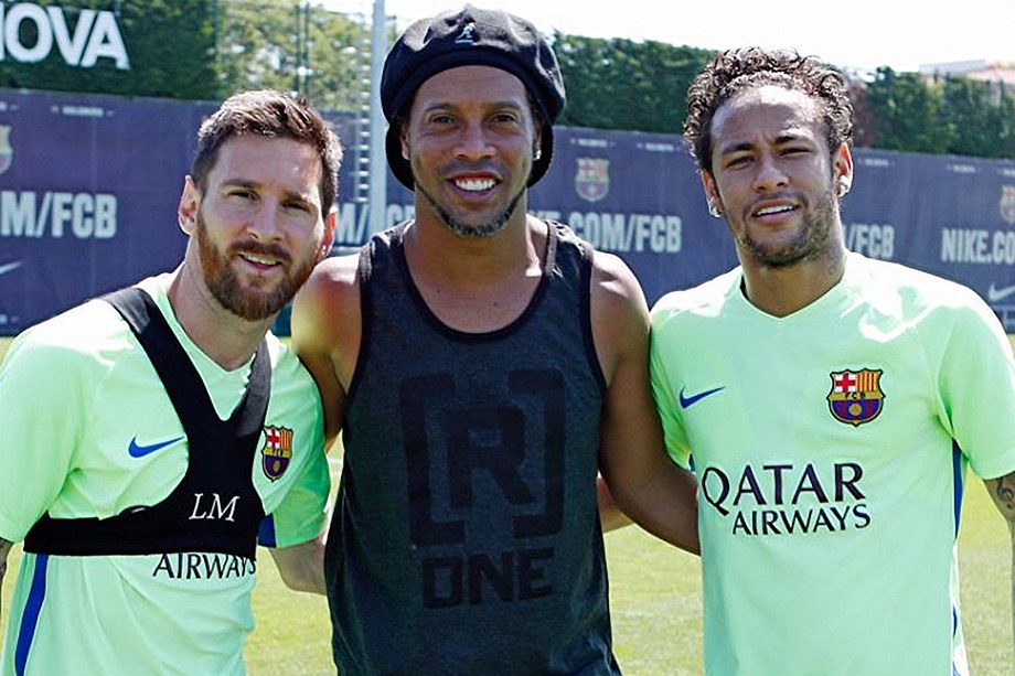 Ronaldinho Gaúcho visita Messi e Neymar durante treino do Barcelona