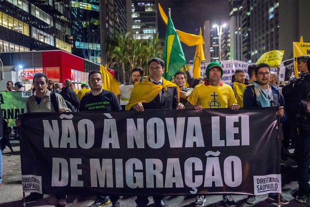 Protesto contra a nova Lei de Migração, que trata da entrada de estrangeiros no Brasil, organizada pelo grupo Direita Paulista, na Avenida Paulista, em São Paulo (SP) - 16/05/2017
