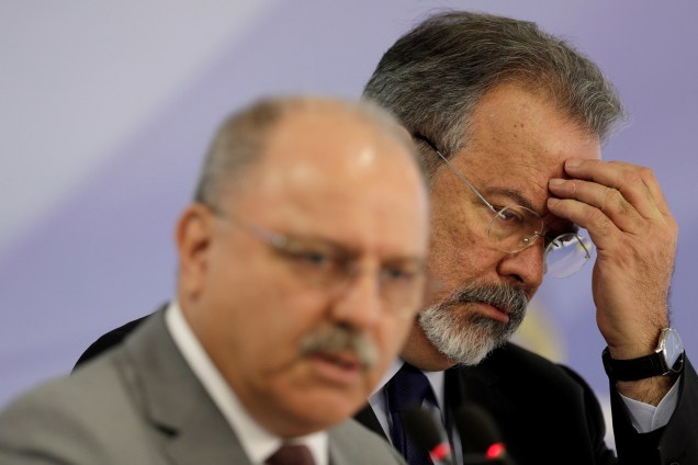 O ministro da Defesa Raul Jungmann e o ministro-chefe do Gabinete de Segurança Institucional Sérgio Etchegoyen durante coletiva em Brasília - 25/05/2017
