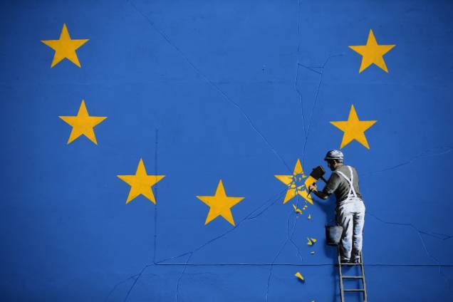 Mural pintado pelo artista britânico Banksy mostra um trabalhador quebrando uma das estrelas da bandeira da União Europeia em Dover, sudeste da Inglaterra - 08/05/2017 Mural pintado pelo artista britânico Banksy mostra um trabalhador quebrando uma das estrelas da bandeira da União Europeia em Dover, sudeste da Inglaterra - 08/05/2017